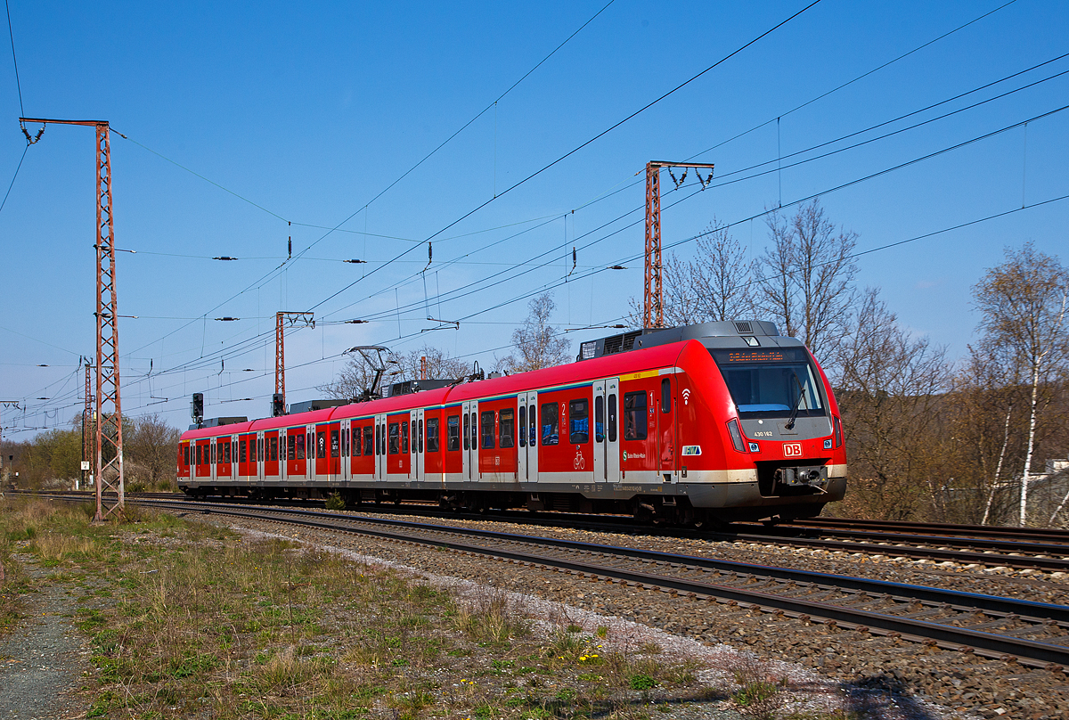 Ein S-Bahn-Triebwagen auf Abwegen...
Der ET 430 662 / 430 162 der S-Bahn Rhein-Main fährt am 28.04.2021 auf der Dillstrecke (KBS 445), durch Rudersdorf (Kreis Siegen) in nördlicher Richtung.

Nochmals einen lieben Gruß an den netten Tf zurück.
