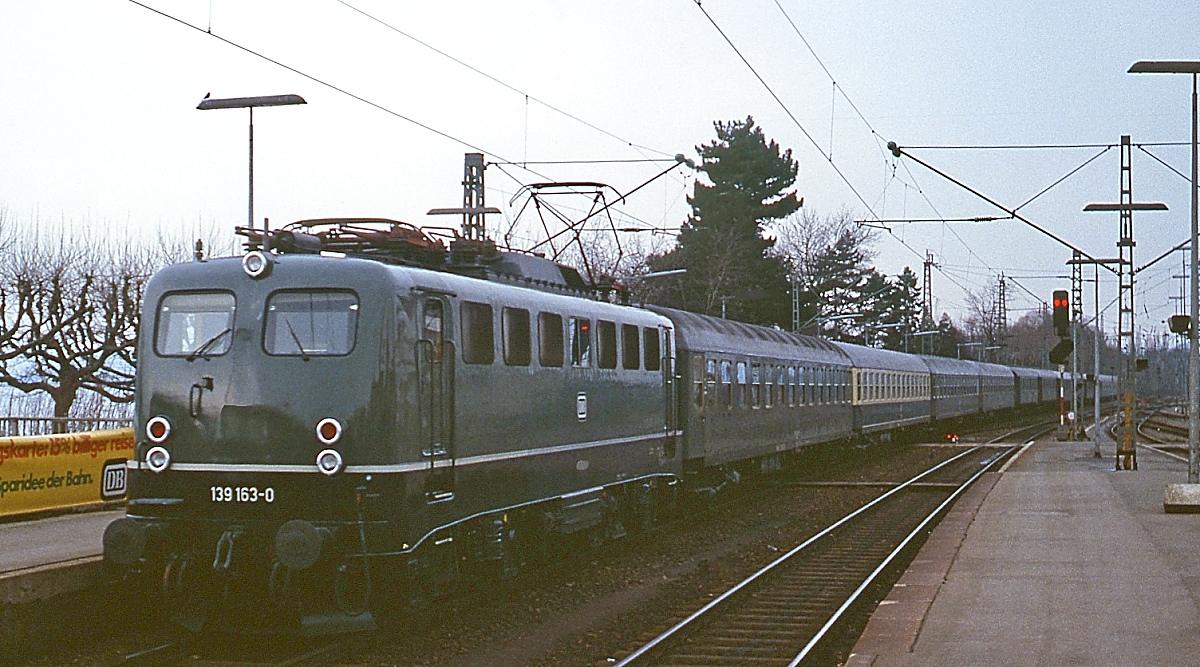 Ein Samstagvormittag in Radolfzell im April 1979: 139 163-0 fährt mit einem D-Zug in Radolfzell ein