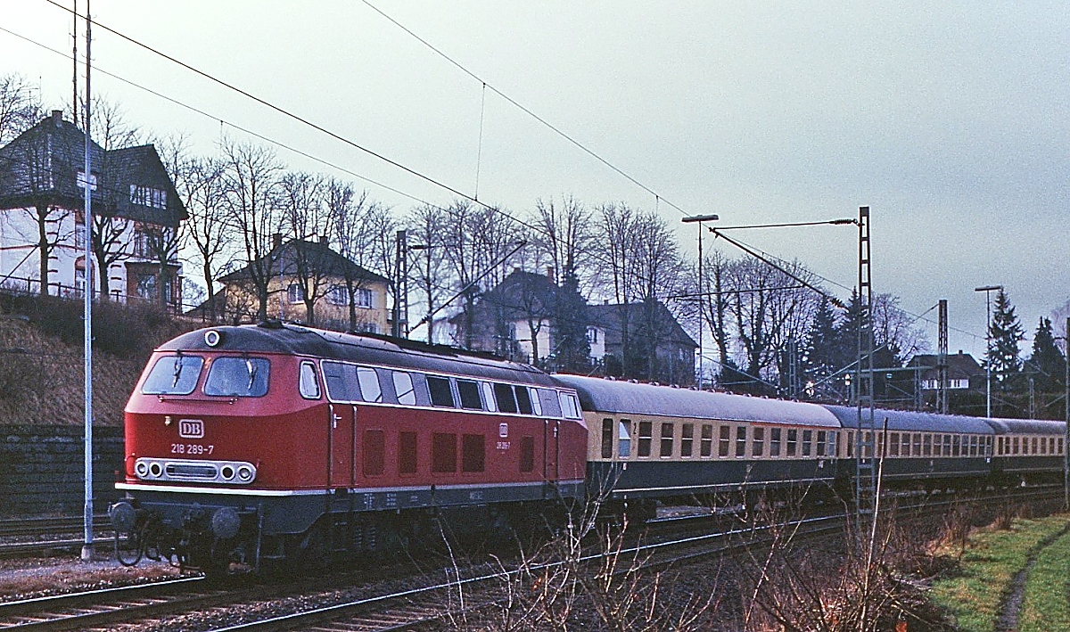 Ein Samstagvormittag in Radolfzell im April 1979: Mit einem Zug nach Friedrichshafen verlässt 218 289-7 Radolfzell