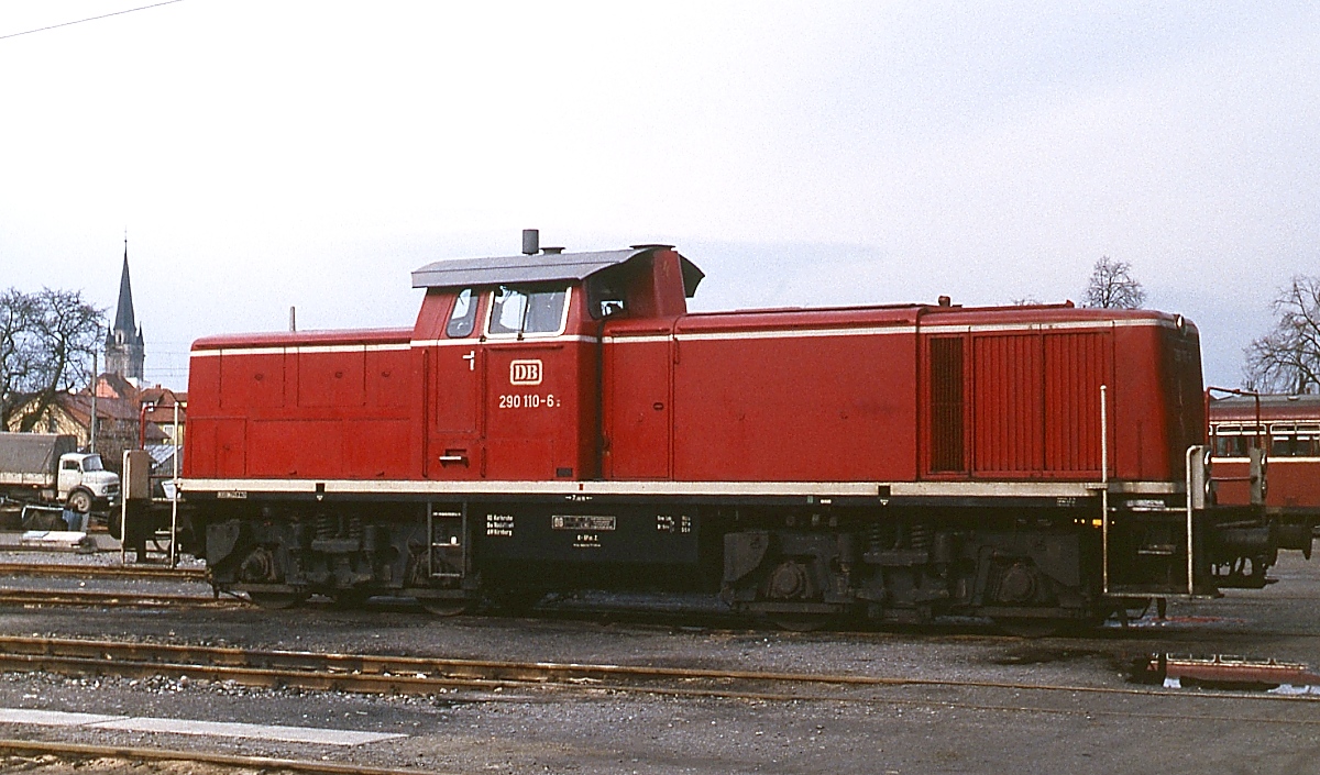 Ein Samstagvormittag in Radolfzell im April 1979: 290 110-6 im Bw Radolfzell. Heute ist die Lok als 294 610-1 für DB Cargo unterwegs