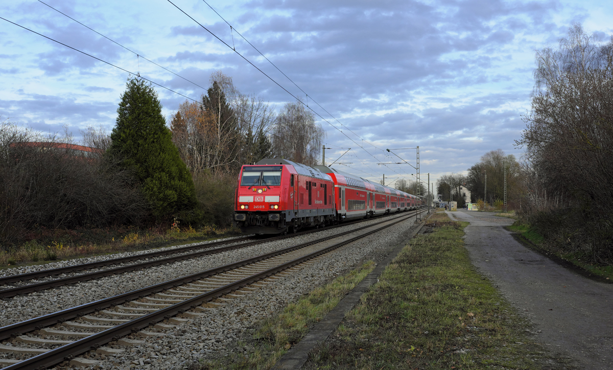 Ein  Sandwich -Doppelstockzug mit 8 Wagen und 2x BR 245 von Mühldorf nach München Hbf wurde am freitäglichen Nachmittag des 24. November 2017 in Poing fotografiert. Zuglok war 245 015-3.