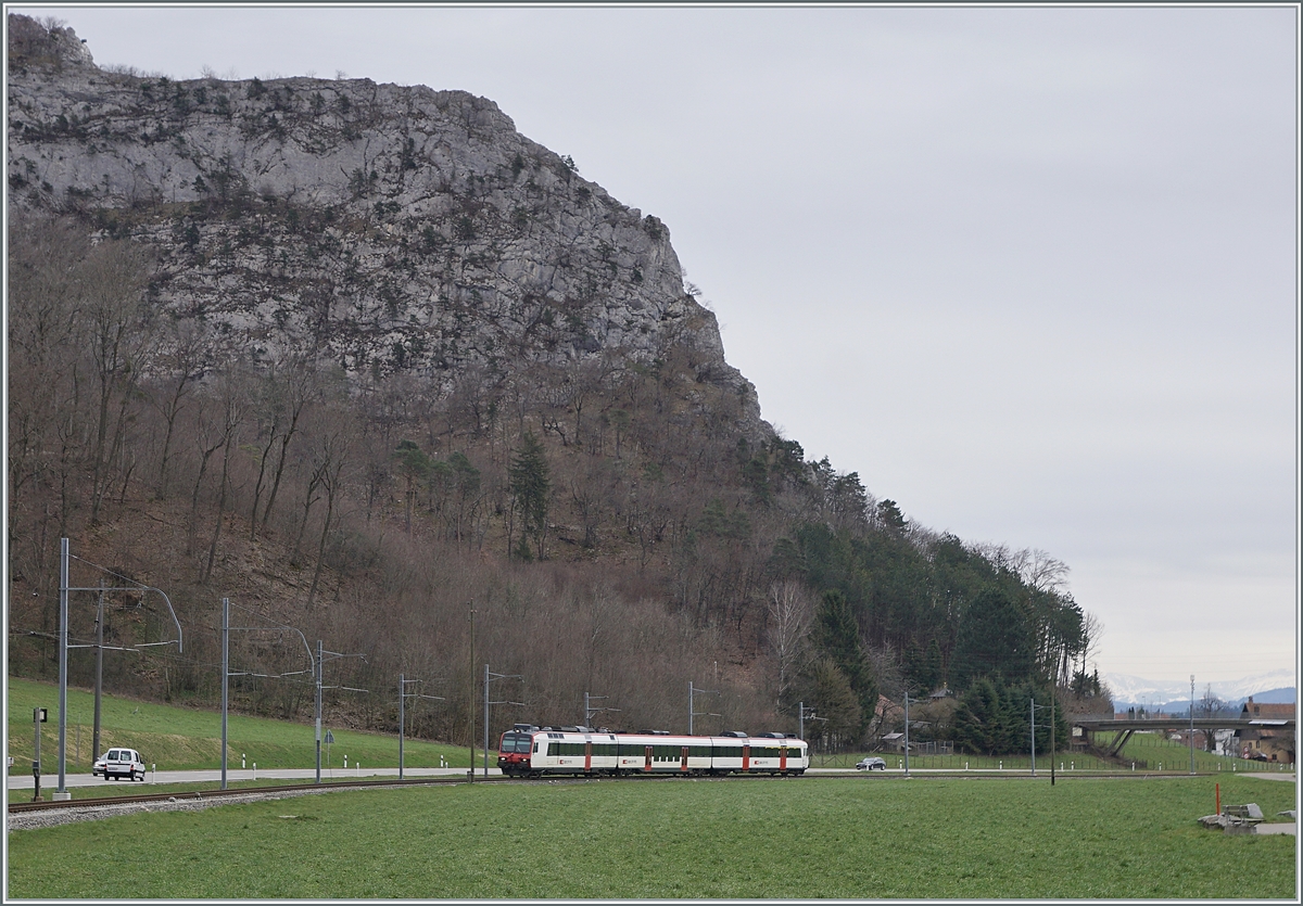 Ein SBB  Domino  ist als Regionalzug von Oensingen nach Balstal im Einsatz und erreicht in Kürze die Klus. 

21. März 2021