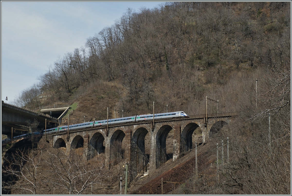 Ein SBB ETR 470 auf dem Pianotondo Viadukt in der Biaschina (Sdrampe).
3. April 2013