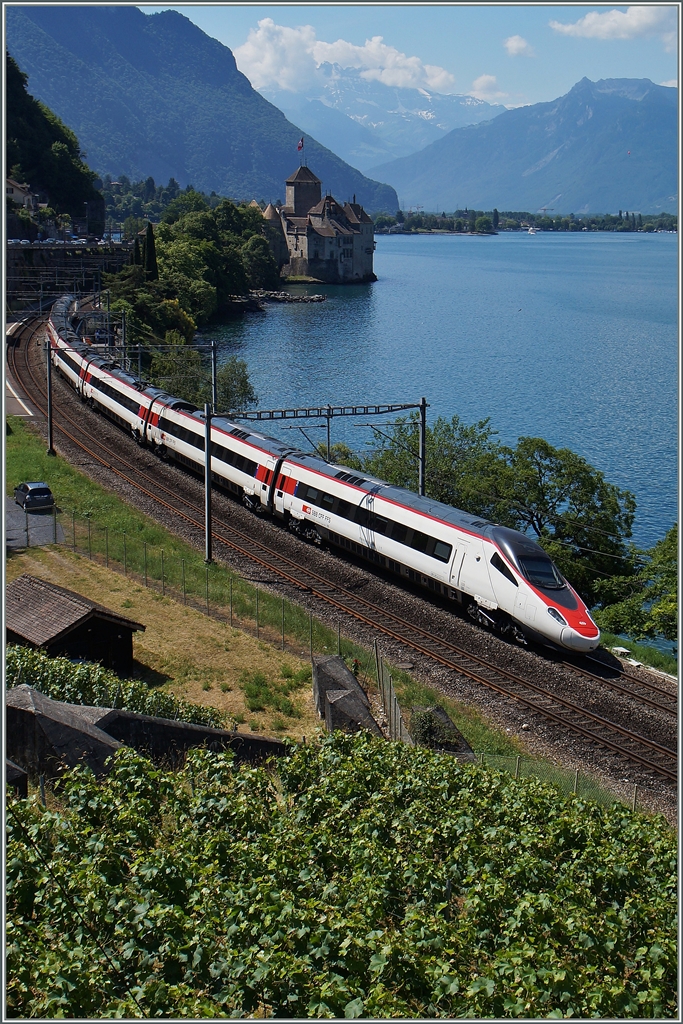 Ein SBB ETR 610 als EC 32 von Milano nach Genève bei Château de Chillon. 
27.062014