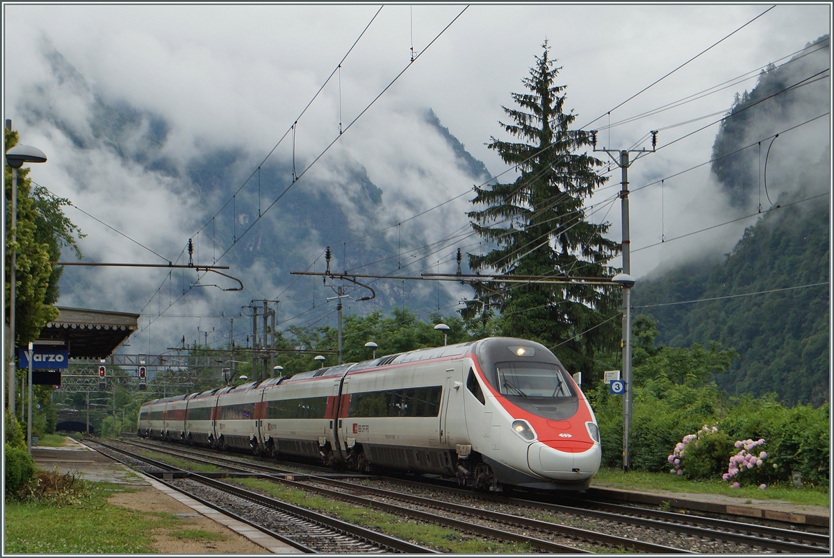 Ein SBB ETR 610 als EC 32 bei der Durchfahrt in Varzo.
2. Juli 2014