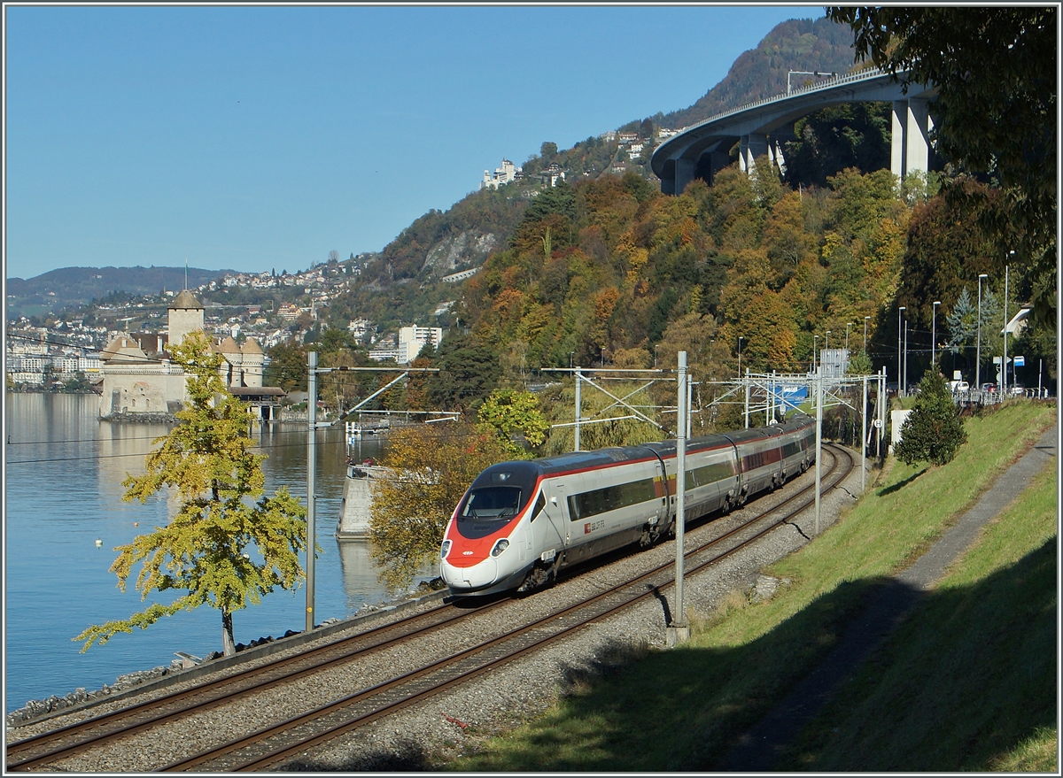 Ein SBB ETR 610 als EC 32 unterwegs von Milano nach Genève beim Château de Chillon.
1. Nov. 2014