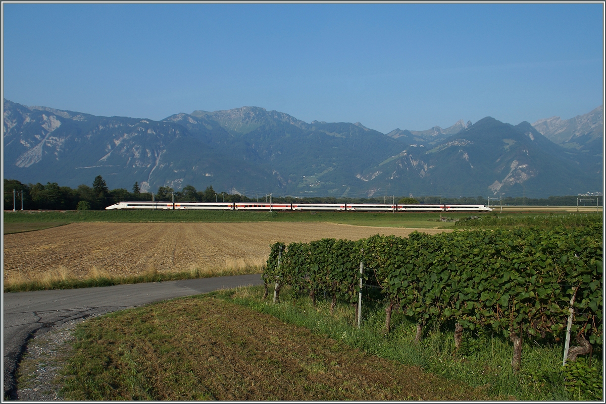 Ein SBB ETR 610 als EC 37 unterwegs von Genève nach Venezia SL kurz vor Aigle. 
12. August 2015