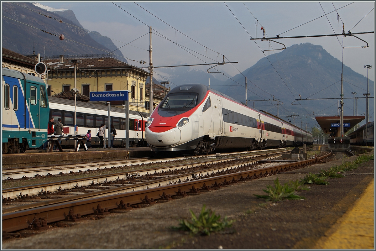 Ein SBB ETR 610 beim Halt in Domodossola.
11. April 2015