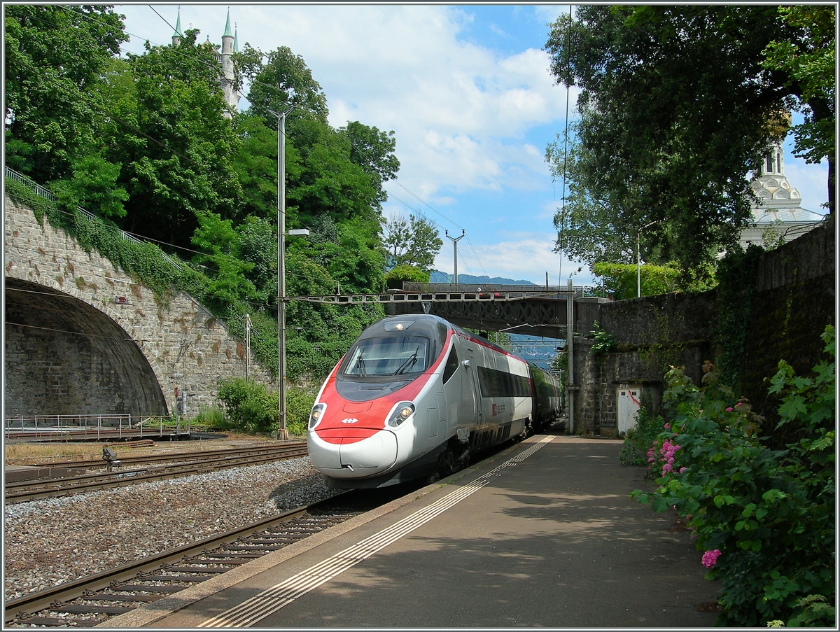 Ein SBB ETR 610 erreicht als EC 34 Vevey, das ohne Halt durchfahren wird.
26. Juni 2014