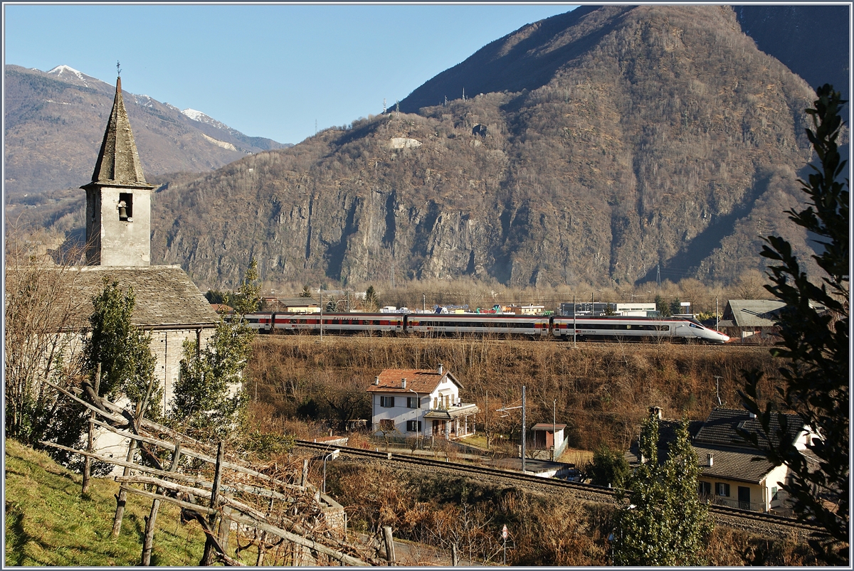 Ein SBB ETR 610 erreicht als EC 52 von Milano nach Basel SBB Domodossola. Im Vordergrund die aus dem 11. Jahrhundert stammenden Kirche von San Quirico und die Strecke Domodossola - Novara (RFI 14), die sich hier von der Strecke nach Milano (RFI 23) entfernt. Etwa zwölf Kilometer südlich, bei Vogogna nähert sich die Strecke nach Novara wieder der Hauptstrecke und verläuft dann bis kurz nach Cuzzago parallel dazu wobei nur in Premosello ein Übergang von der einen zu andern Strecke möglich ist.
17. Dez. 2013