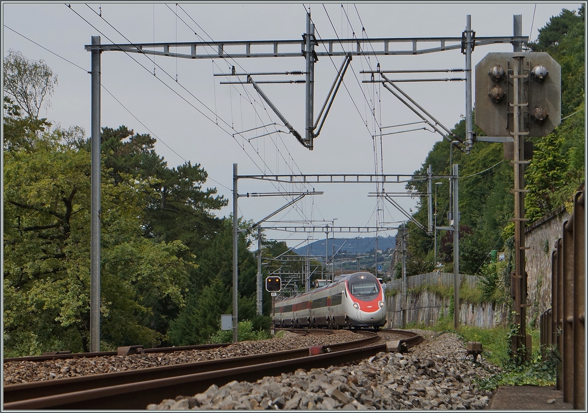 Ein SBB ETR 610 von Genève nach Milano beim Château de Chillion. 
12. August 2014  