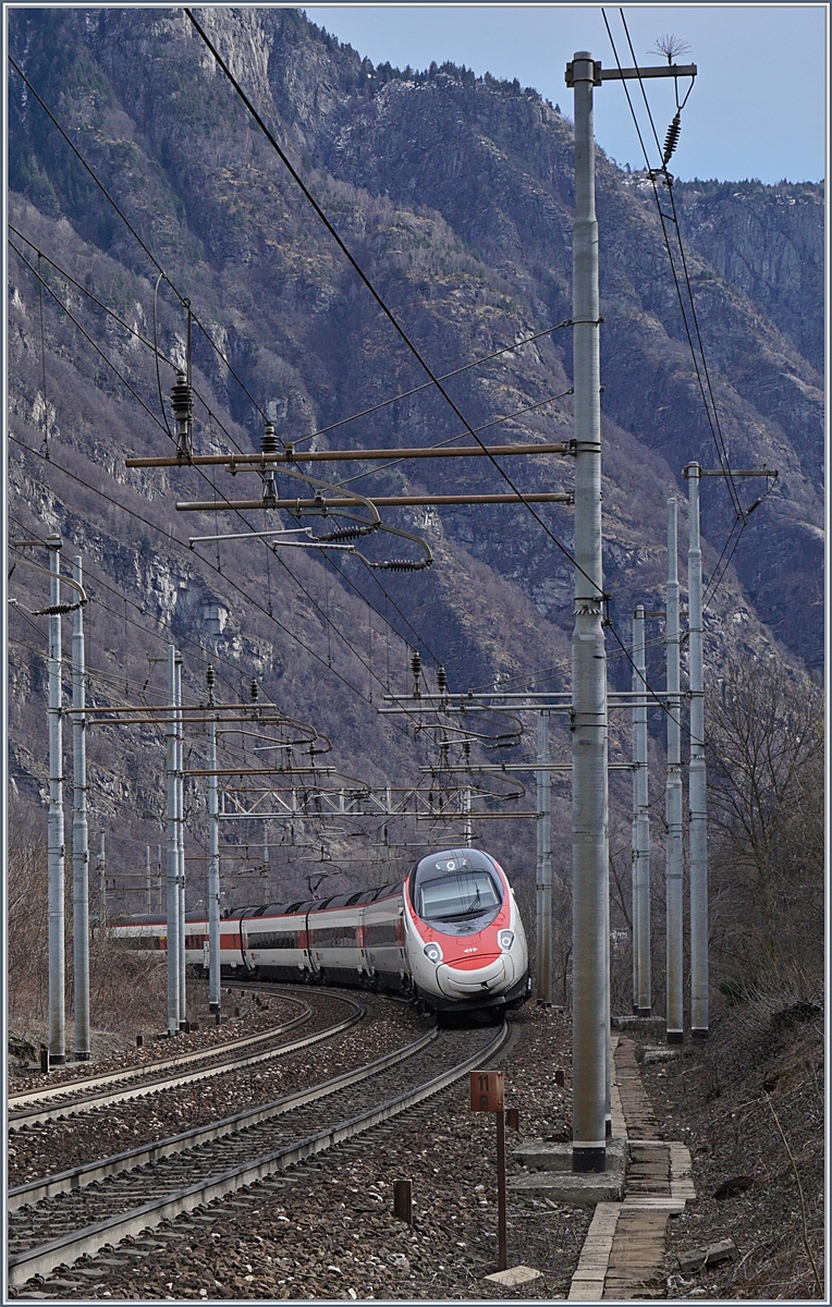 Ein SBB ETR 610 neigt sich kurz vor Varzo Richtung Norden.
1. März 2017