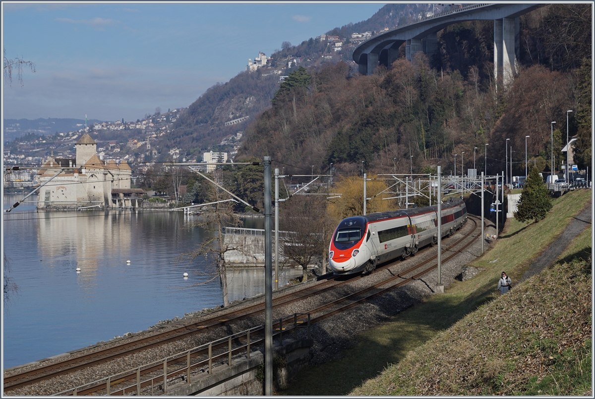 Ein SBB ETR 610 (RABe 503) als EC 32 auf dem Weg von Milano Centrale nach Genève beim Château de Chillon.
11. Feb. 2017