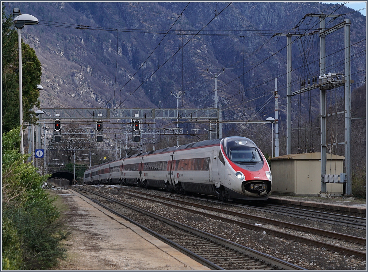 Ein SBB ETR 610 Richtung Brig bei der Durchfahrt in Varzo.
01.03.2017