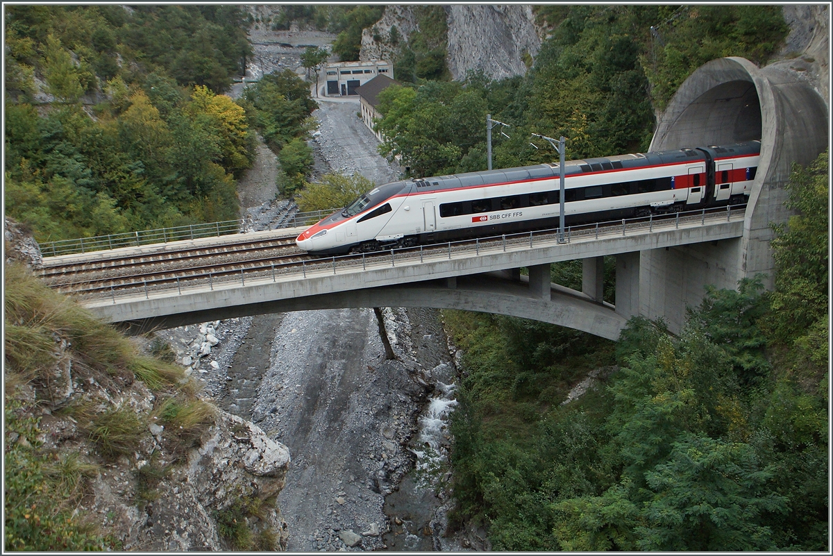 Ein SBB ETR 610 überqueert die Dalaschlucht zwieschen Leuk und Salgesch.
30. Sept. 2014