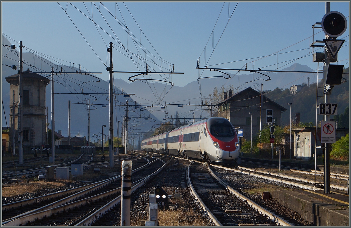 Ein SBB ETR 610 unterwegs von Milano nach Basel SBB als EC 50 erreicht den Grenzbahnhof Domodossola.
31. Okt. 2014 
