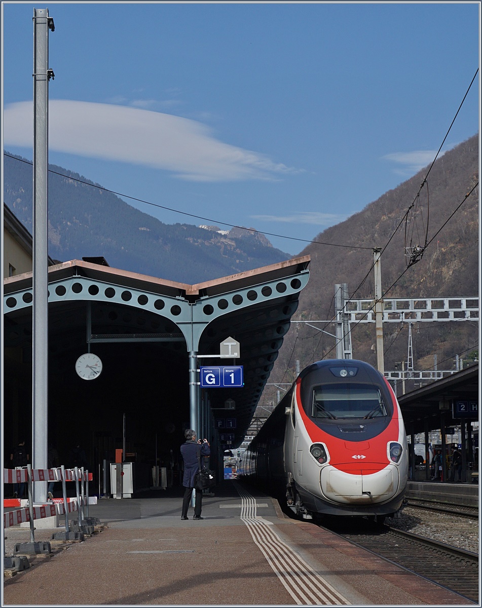 Ein SBB ETR 610 verlässt Bellinzona.
15. März 2017