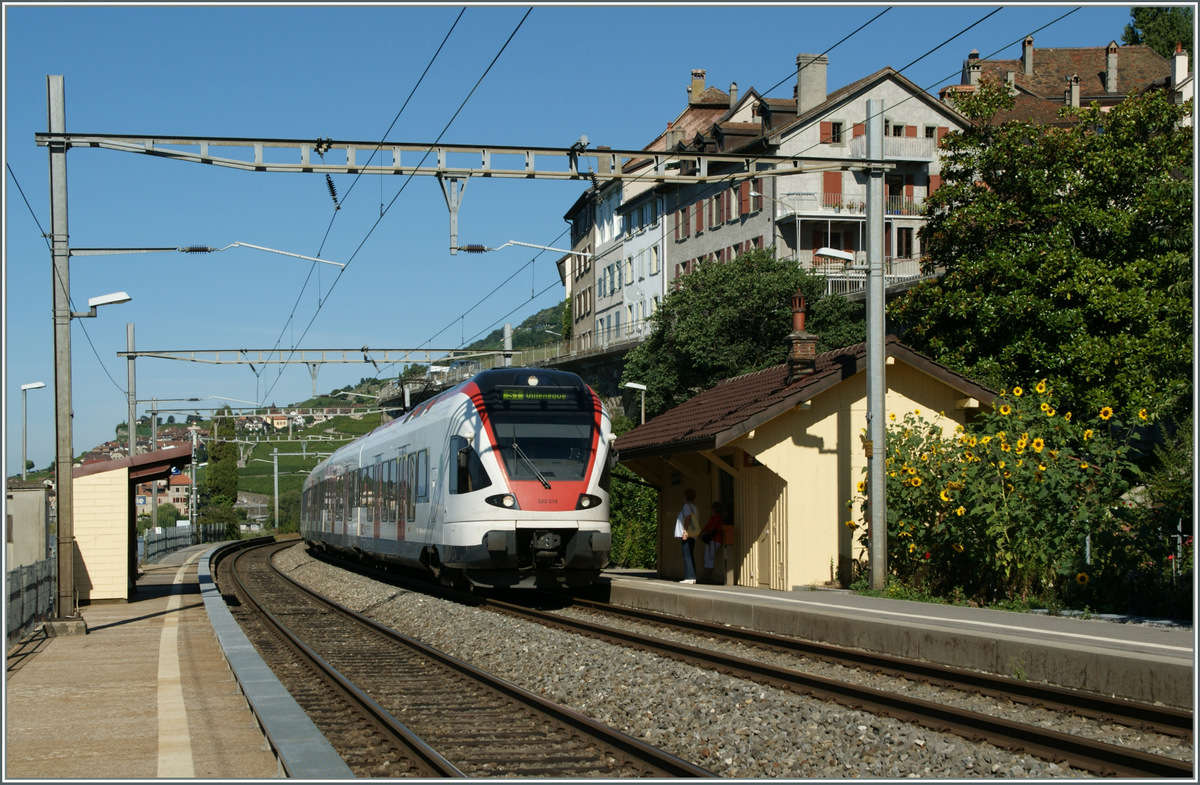 Ein SBB Flirt RABe 523 als S1 nach Villeneuve erreicht St-Saphorin.
3. Sept. 2013