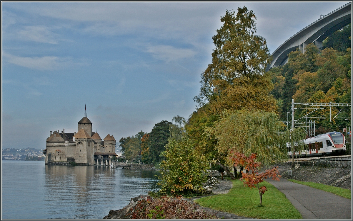 Ein SBB Flirt RABe 523 beim herbstlichen Château de Chillon.

22. Oktober 2013