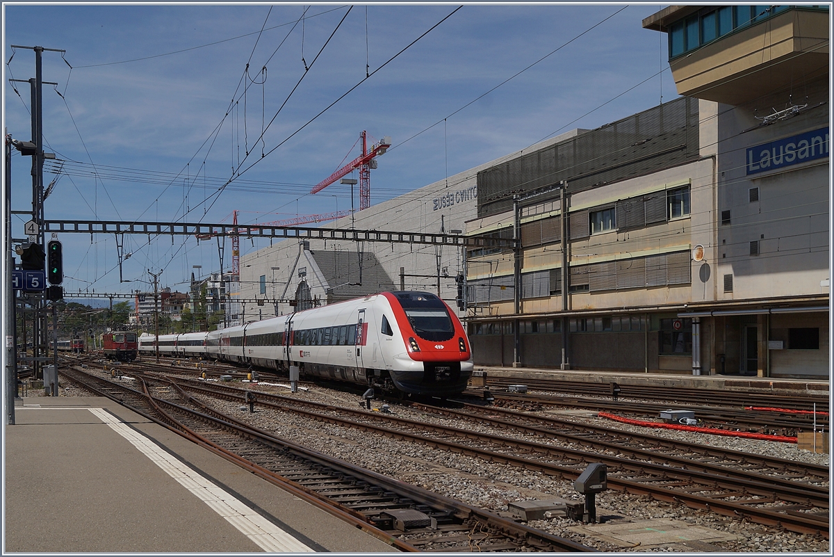 Ein SBB ICN RABDe 500 erreicht sein Ziel Lausanne. 

26. Mai 2020