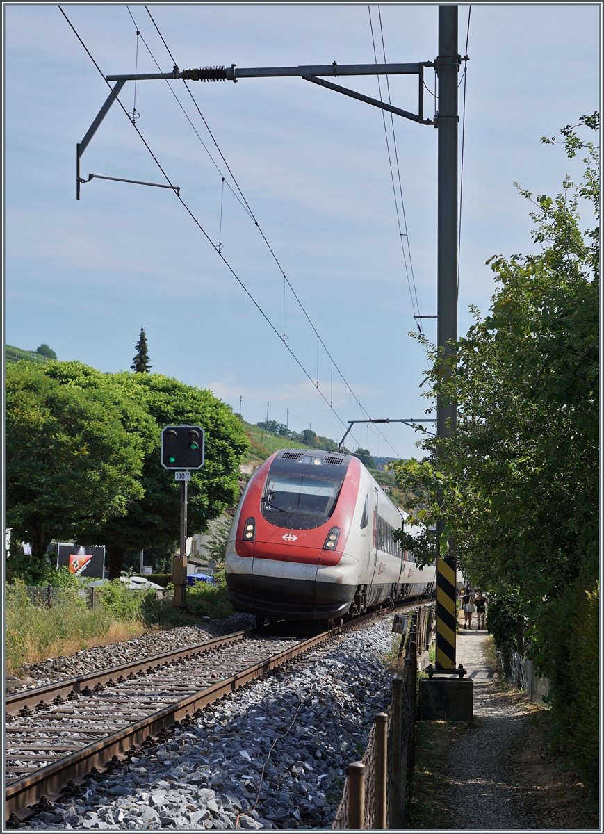 Ein SBB ICN RABDe 500 ist als IC 51 1616 auf dem Weg von Basel SBB nach Lausanne und konnte bei Ligerz fotografiert werden. F�r mich ist dieses Bild signaltechnisch ein Horrorbild! Das Signal 140 ** zeigt Freie Fahrt erwartet, was bedeutet, dass eine Zugfahrstrasse in die Gegenrichtung eingestellt wurde... 16. Juli 2026
