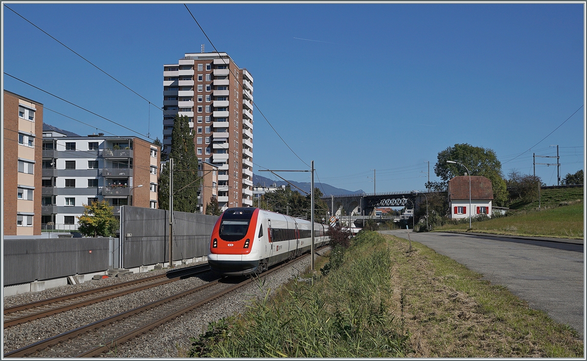 Ein SBB ICN RABe 500 ist als IC 5 kurz nach Grenchen Süd auf dem Weg nach Lausanne.

14. Okt. 2021