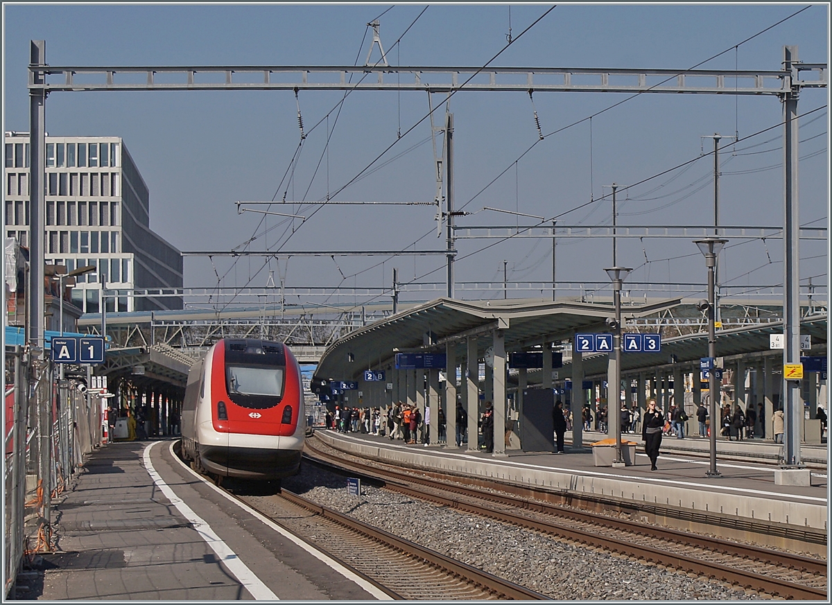 Ein SBB ICN RABe 500 fährt als ist als IC 5 durch den neu gestalteten Bahnhof von Renens VD. 

10. März 2022  