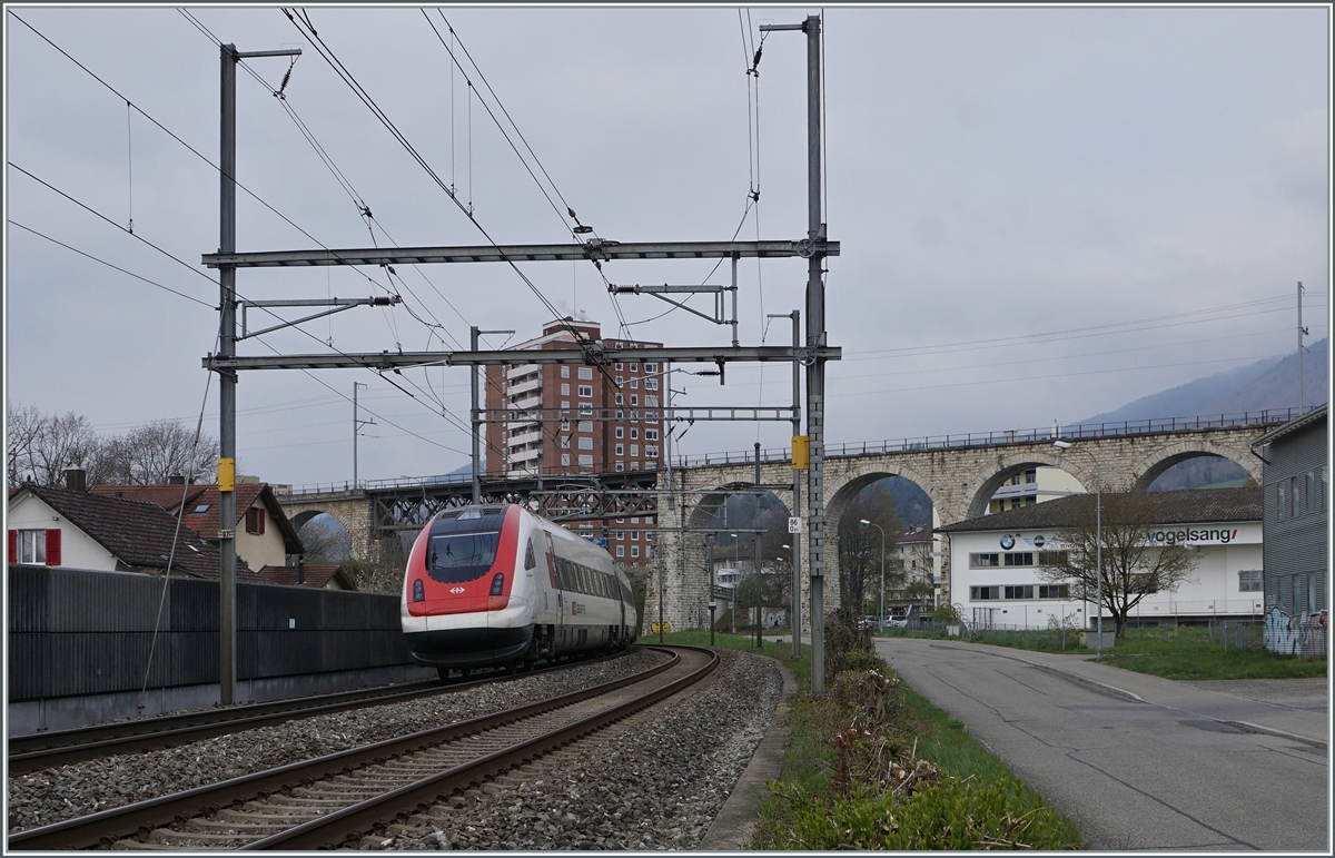 Ein SBB ICN RABe 500 hat Grenchen Süd verlassen und ist als IC5 auf dem Weg nach Lausanne. 

14. April 2021