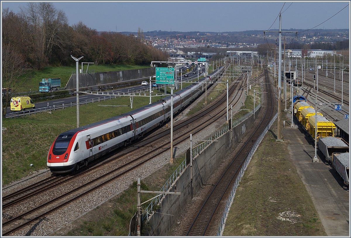 Ein SBB ICN Verlässt bei Lonay-Préveranges die Stammstrecke um über eine Verbindungsstrecke nach Bussigny zu fahren, um dort, unter Umgehung von Lausanne, Richtung Biel/Bienne weiter zufahren. 

2. April 2019