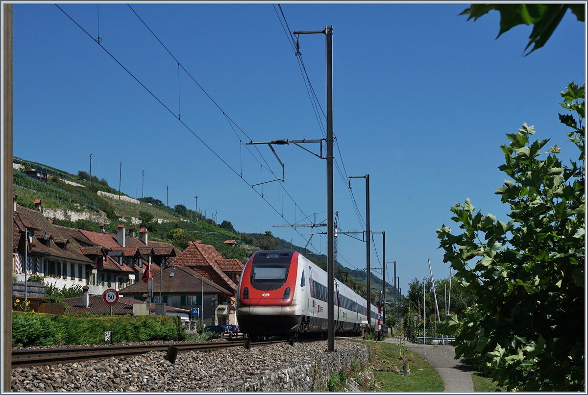 Ein SBB ICN zwischen Ligerz und Twann auf seiner Fahrt Richtung Biel/Bienne.
18. Aug. 2017 