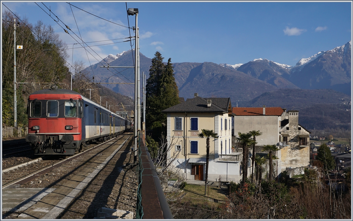 Ein SBB IR auf der Fahrt nach Brig bei der Druchfahrt in Preglia.
7. Jan. 2017 