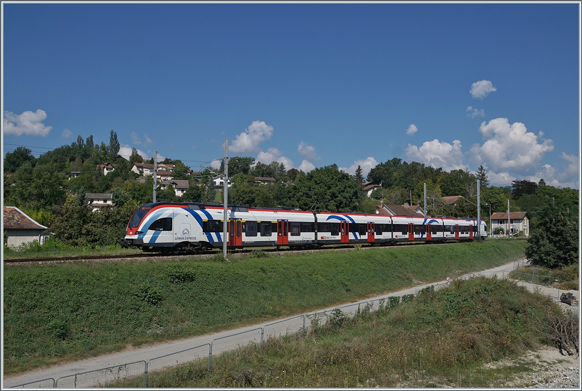 Ein SBB LEX RABe 522 ist in Pougny-Chancy als SL6 auf dem Weg nach Bellegarde. 
Die Fotostelle - ein hoher Kieshaufen - ist heute leider nicht mehr verfügbar, da steht jetzt ein Wohnhaus.

6. Sept 2021