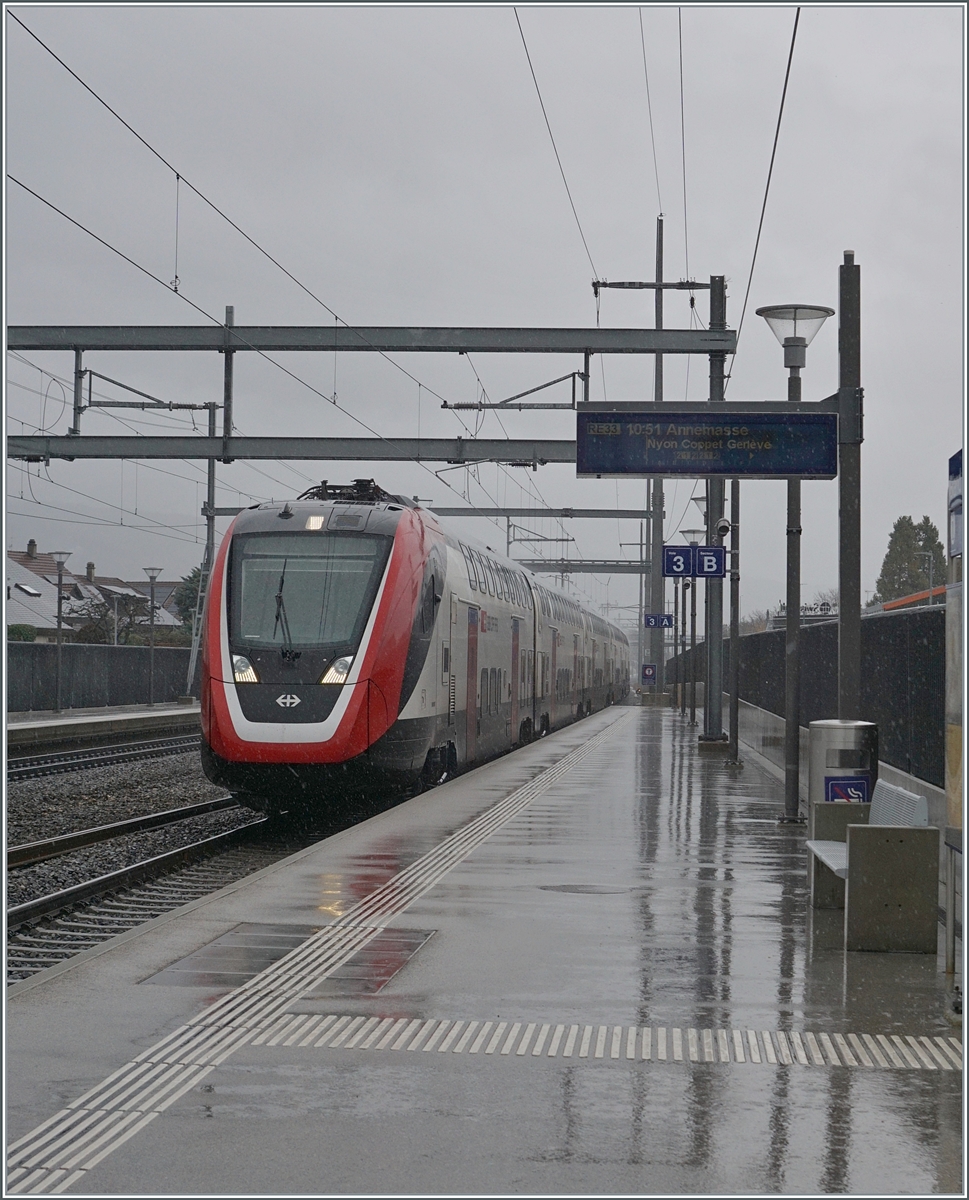 Ein SBB RABDe 502  Twindexx  auf dem Weg nach Genève Aéroport fährt in Gland durch. 

22. Feb. 2024