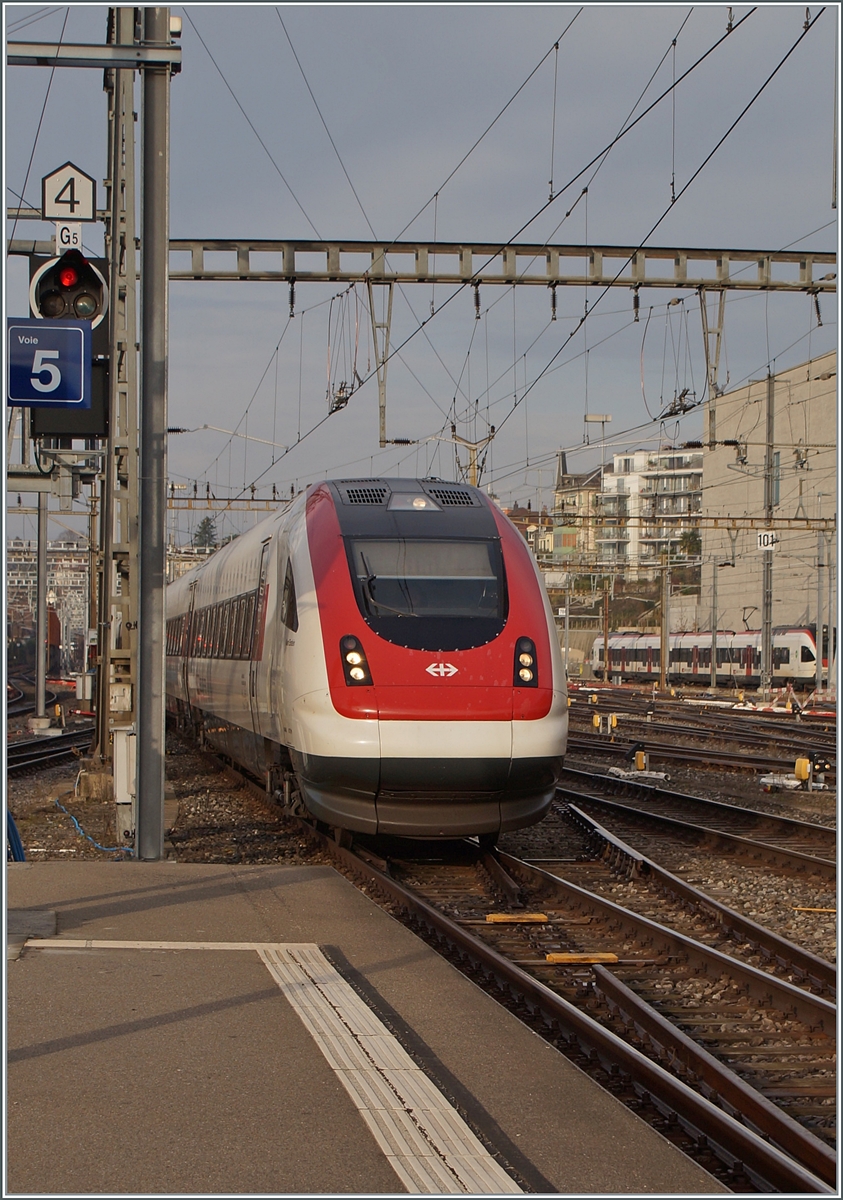 Ein SBB RABe 500 ICN von Zürich HB erreicht als IC 5 sein Ziel Lausanne. Doch der eigentliche Grund zu diesem Bild liegt auf dem Schienenweg bzw. der nicht mehr benutzbaren Weiche im Rahme des Bahnhofsumbaus von Lausanne.

30. Jan. 2024