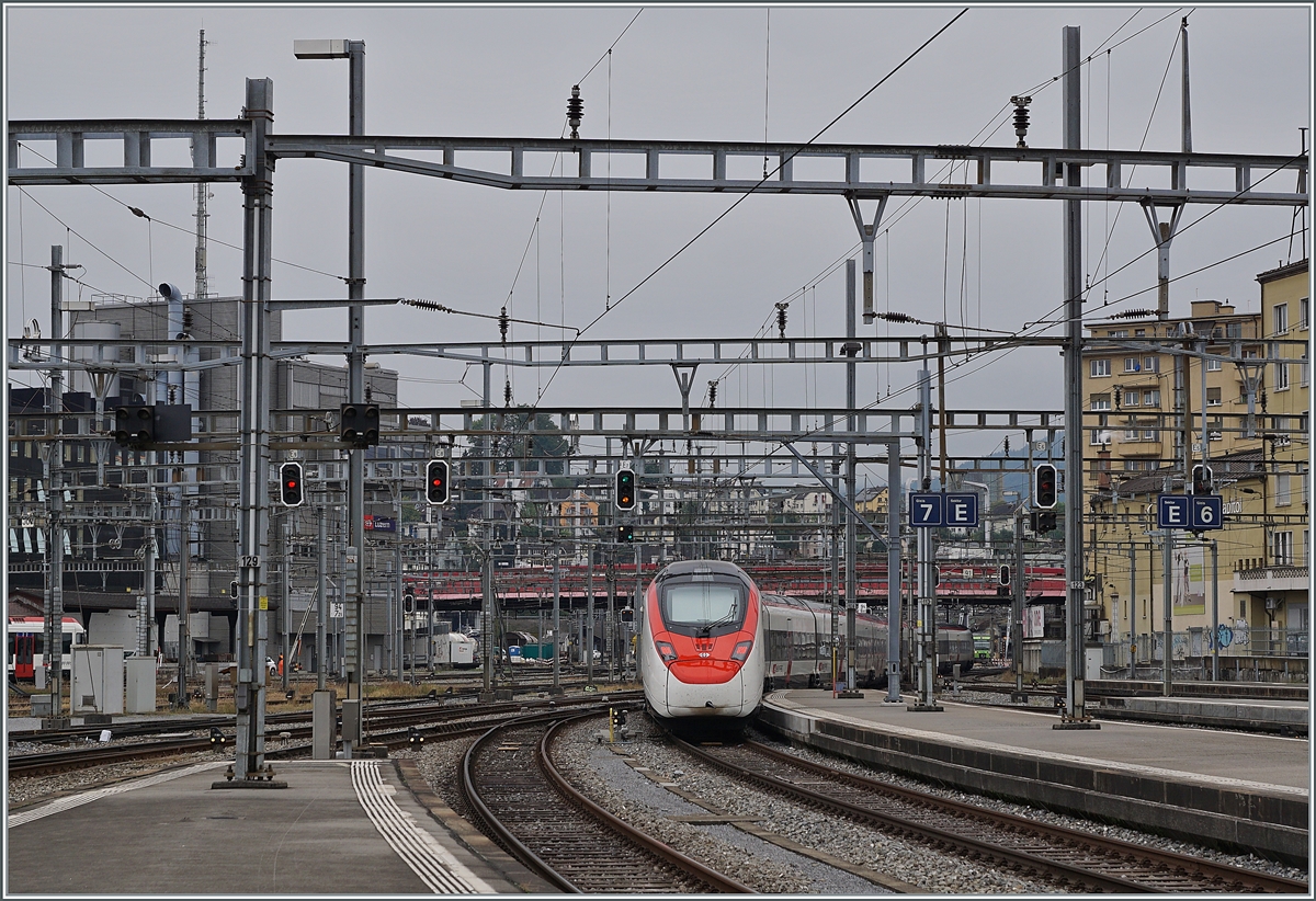 Ein SBB RABe 501  Giruno  verlässt Luzern wobei das Motiv eigentlich die Ausfahrt des Kopfbahnhofs von Luzern ist, werden doch all die vielen Gleis zu einer Doppelspur zusammen geführt und erst nach ein paar Kilometern verzweigen sich die Strecken nach Langnau - Bern, Meggen - Immensee, Rotkreuz  -Zürich/Gotthard, Olten - Basel und nach Lenzburg. 

Nun soll (in ferner Zukunft) ein Durchgangsbahnhof den Engpass entschärfen. 

30. Sept. 2020