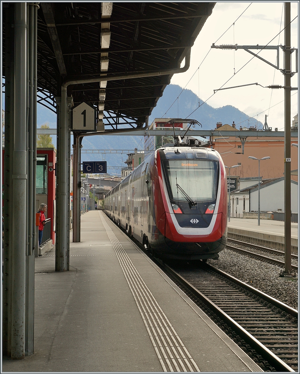 Ein SBB RABe 502  Twindexx  auf Probefahrt verlässt Montreux in Richtung Villeneuve.

12. Okt. 2020