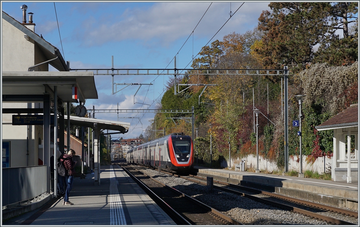 Ein SBB RABe 502 (Twindexx) nähert sich der Haltestelle Burier. Auf dieser Strecke sind die Twindexx Züge nicht planmäßig unterwegs, jedoch befindet sich das Konstruktionswerk nicht weit von hier, so dass auch hier ab und zu diese Züge auf Test- und Überführungsfahren zu sehen sind.

8. Nov. 2021