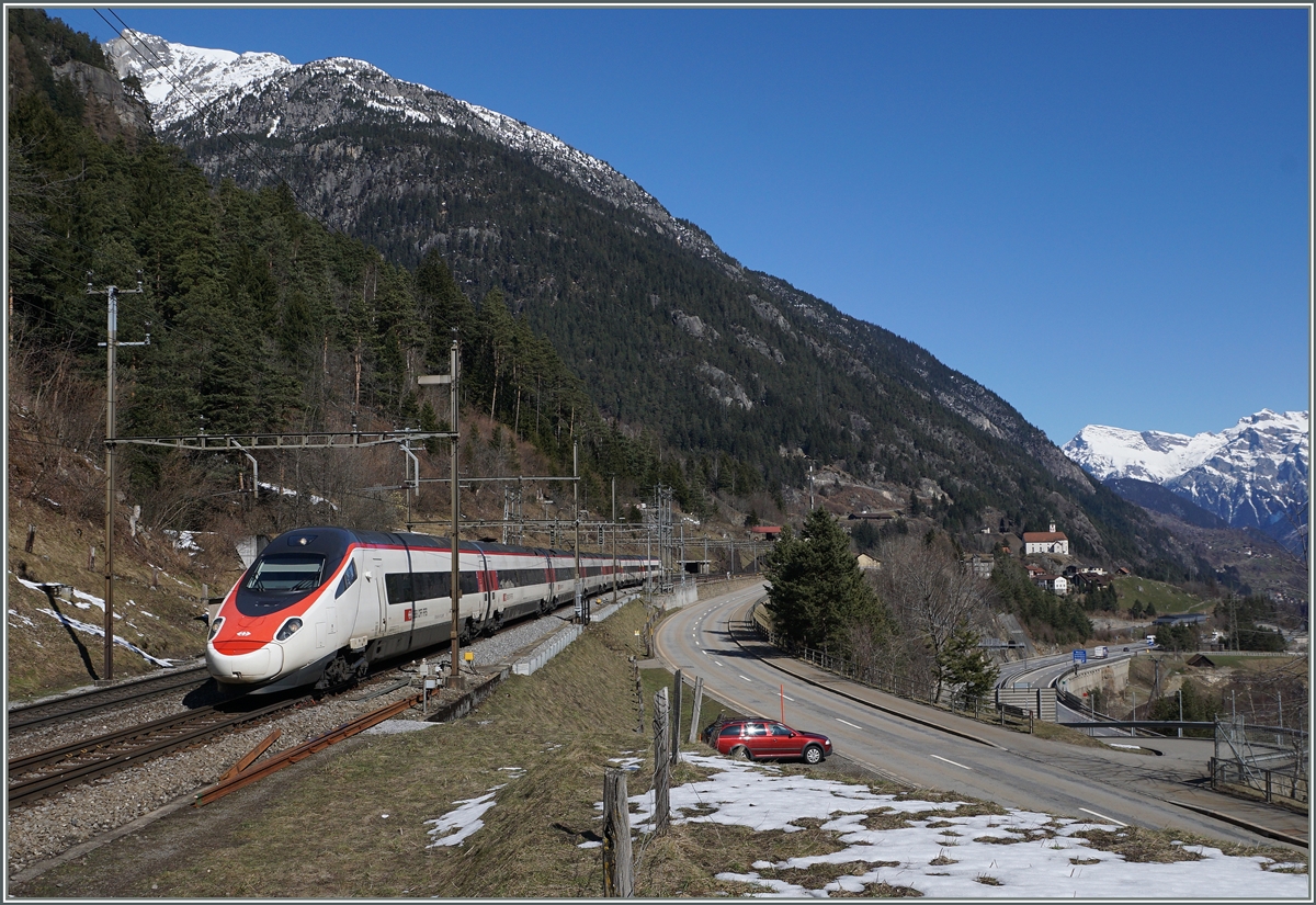 Ein SBB RABe 503 als EC 12 von Milano nach Zürich bei der Ausfahrt aus dem Bahnhof Wassen.
17. März 2016