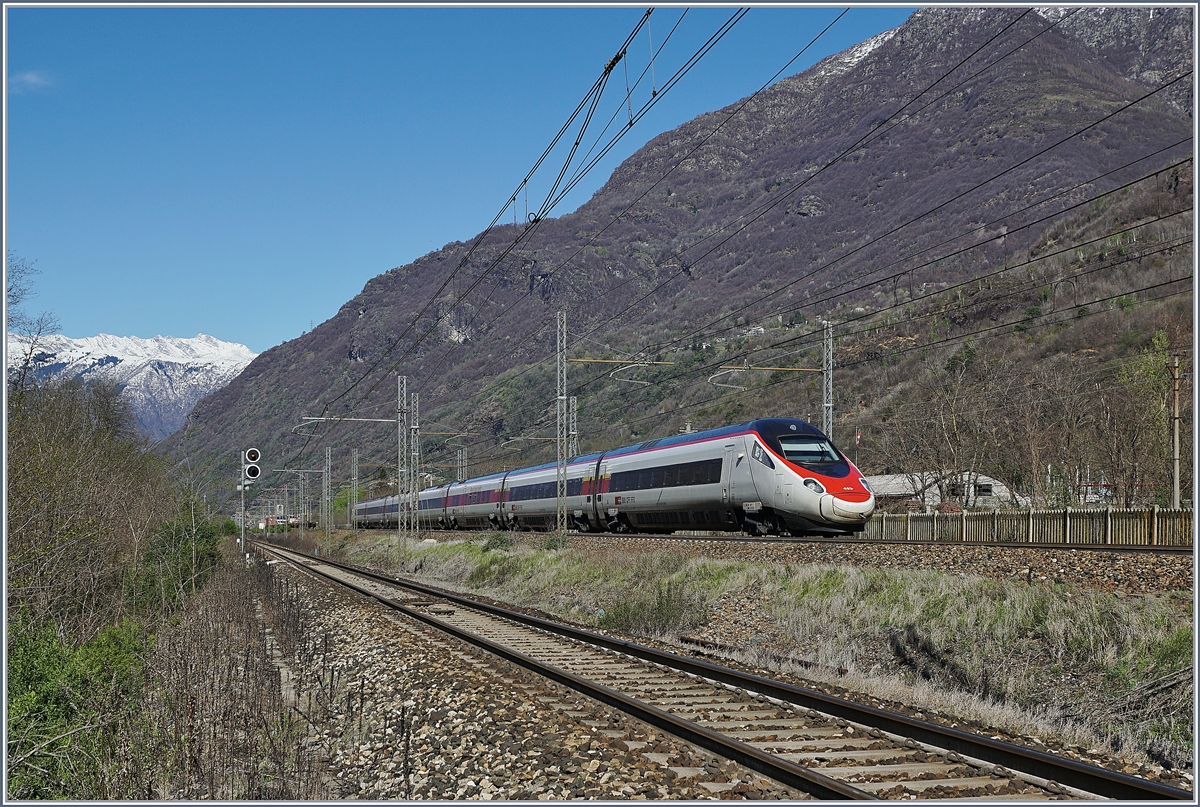 Ein SBB RABe 503 ist als EC 37 von Genève nach Venezia S.L. zwischen Premosello-Chiovenda und Cuzzago unterwegs. Im Vordergrund des Bildes die Strecke Domodossala - Novara, welche auch von den RoLa Zügen Freiburg i.B - Novara genutzt wird. 

8. April 2019