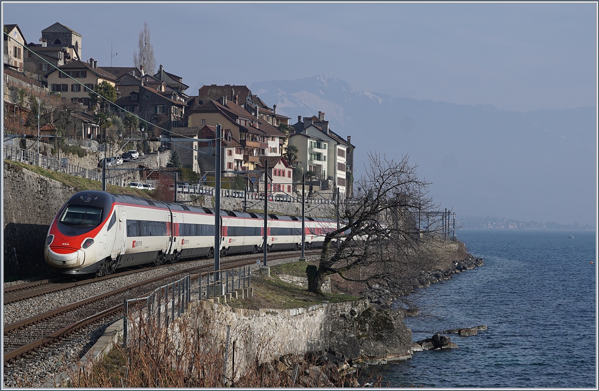 Ein SBB RABe 503 auf der Fahrt Richtung Milano kurz vor St-Saphorin.

6. Feb. 2018