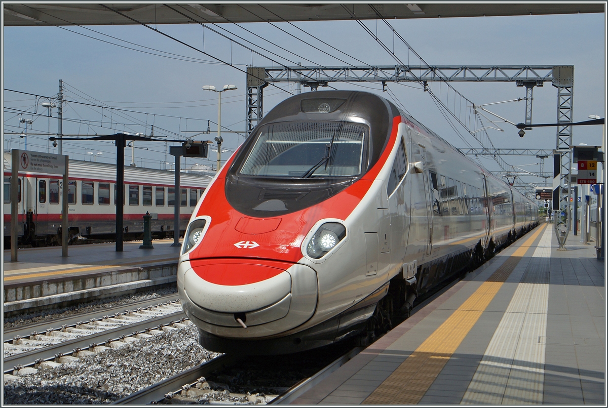 Ein SBB RABe 503 erreicht als EC 37 von Genève nach Venezia SL Rho Fiera EXOP Milano 2015. 22. Juni 2015