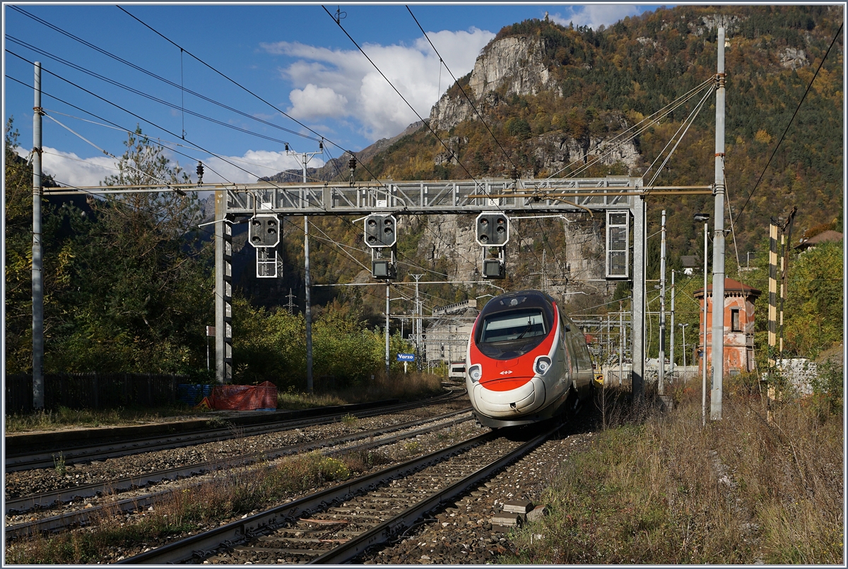 Ein SBB RABe 503 (ETR 610) auf dem Weg Richtung Milano bei der Durchfahrt in Varzo.
27. Okt. 2017