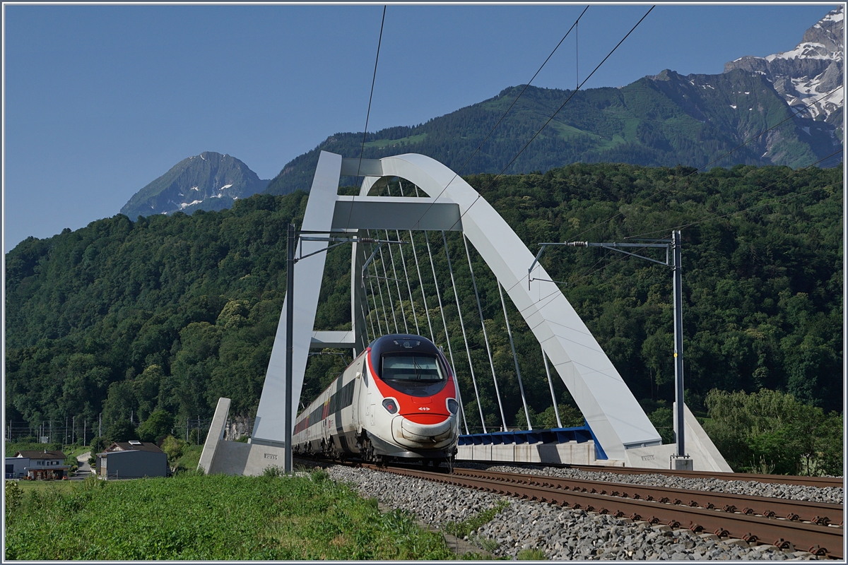 Ein SBB RABe 503 (ETR 610) als EC Genève - Venezia S.L. kurz nach Bex.

25. Juni 2019