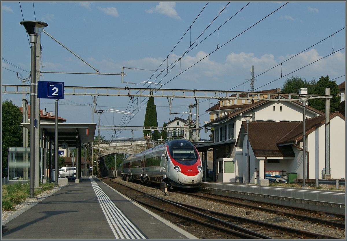 Ein SBB RABe 503 fährt als EC 37 Genève - Venezia SL durch den Bahnhof von Rivaz. Das Bild zeigt absichtlich etwas wenig Zug, dafür jedoch etwas mehr Bahnhof; obwohl modernisiert hat der Bahnhof von Rivaz doch noch einen gewissen Charme behalten, finde ich jedenfalls.
7. Juli 2015