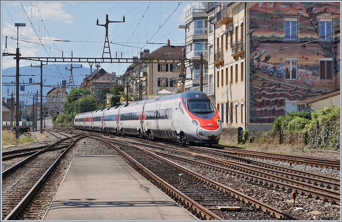 Ein SBB RABe 503 statt eines ICN erreicht als IC 5 von Genève Aéroport nach Zürich HB den Bahnhof von Neuchâtel. 

3. Sept. 2020