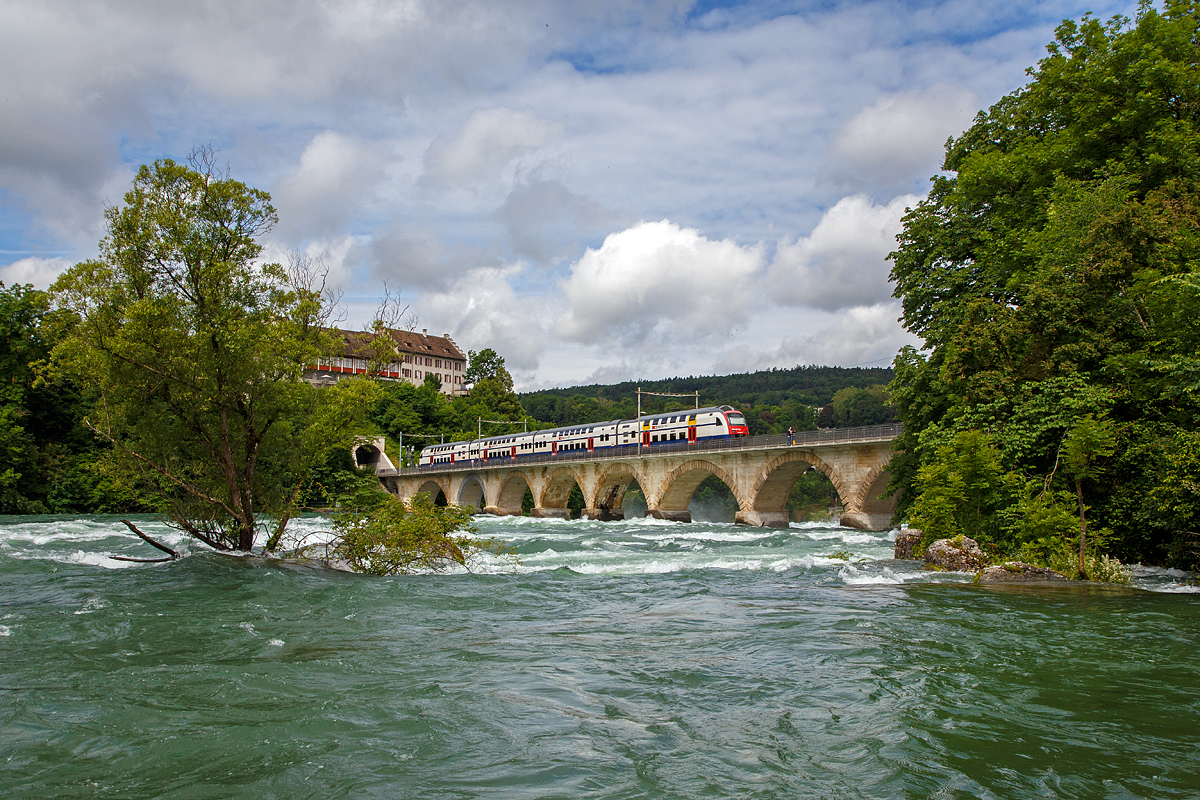 
Ein SBB RABe 514 als S 24 von Thayngen nach Zug auf der Rheinbrücke zwischen Neuhausen und Schloss Laufen am Rheinfall.
20. Juni 2016