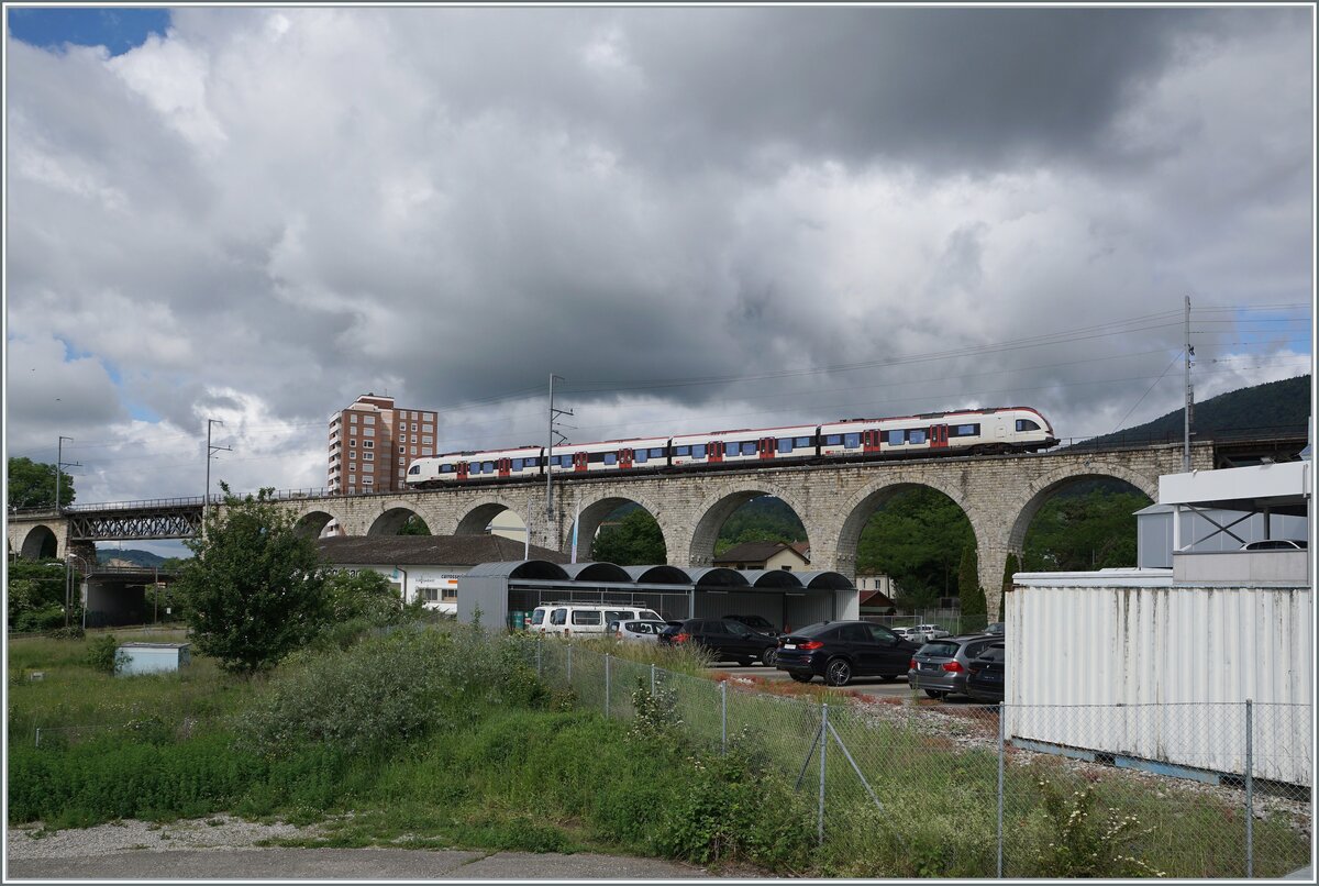 Ein SBB RABe 522 nach Meroux fährt in Grenchen über den längsten BLS Viadukt, der sich hier im Mittelland und nicht etwa in den Alpen findet. Der Zug wird in Kürze Grenchen Nord erreichen. 

6. Juni 2021