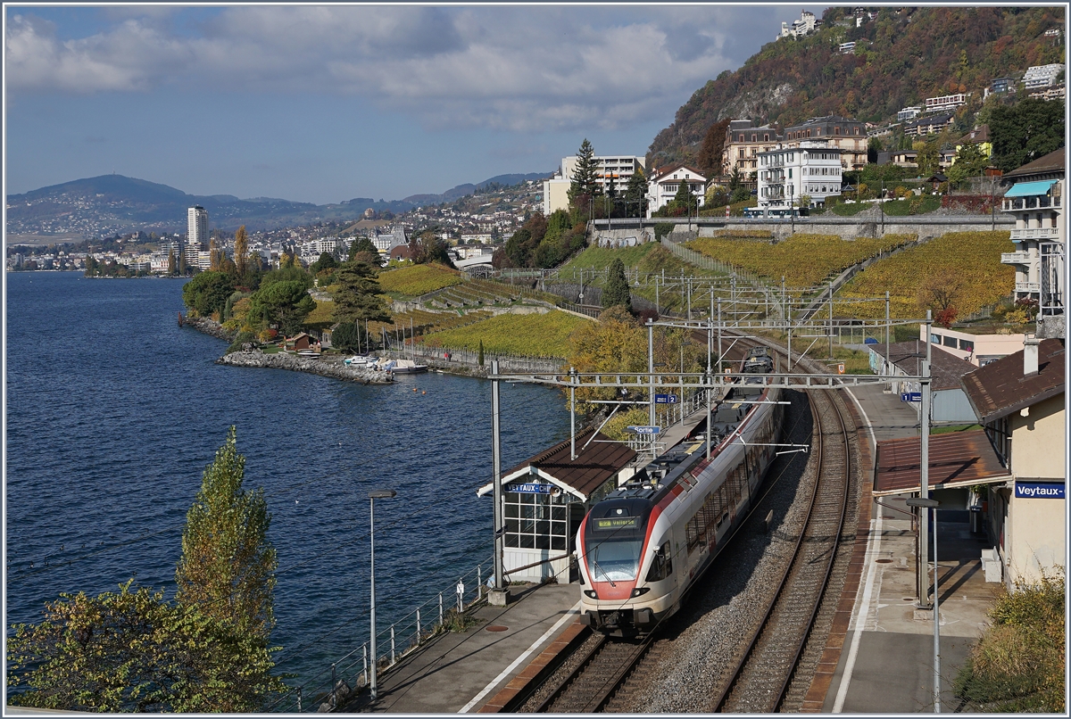 Ein SBB RABe 523 als S-Bahn Richtung Lausanne beim Halt in Veytaux-Chillon.
3. Nov. 2016