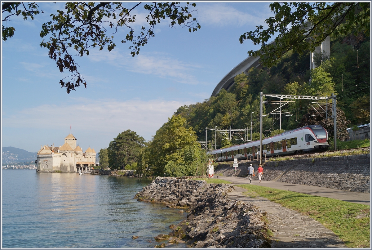 Ein SBB RABe 523 auf der Fahrt nach Villenveue vor dem Hintergrund des Schlosses von Chillon. 

28. Aug. 2019