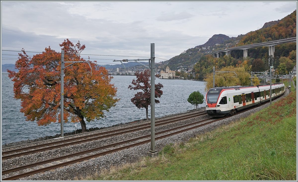 Ein SBB RABe 523 ist in der bunten Herbstlandschaft beim Château de Chillon auf dem Weg anch Villeneuve.

21. Okt. 2020